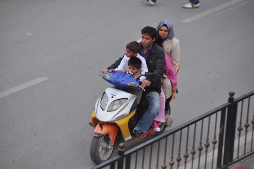 How many people fıt on a scooter